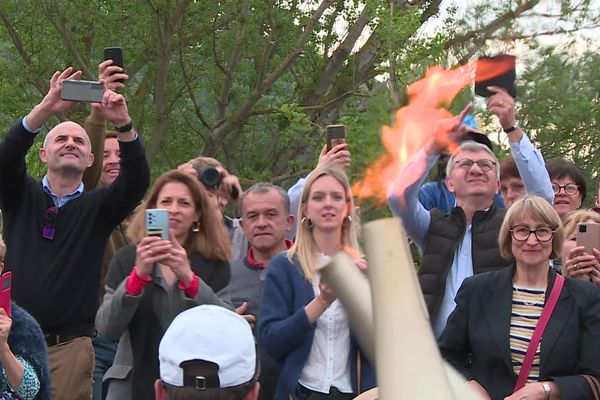 La flamme olympique est arrivée dans le centre-ville de Millau, dans la matinée du 13 mai 2024.