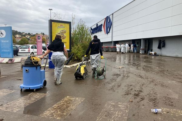 Après les intempéries, l'heure est au nettoyage dans le centre commercial de Givors.