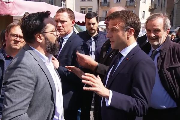 Emmanuel Macron sur le marché de Dole, dans le Jura, le 27 avril 2023.