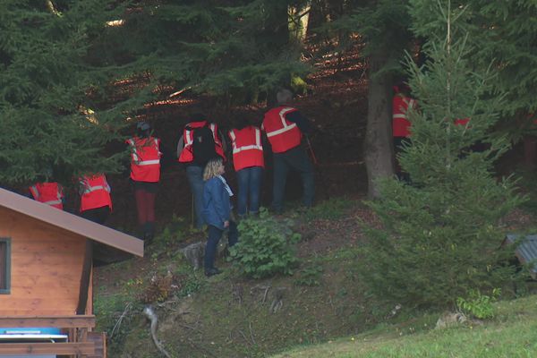 Une battue citoyenne a débuté, ce mardi 29 octobre, à proximité du Fort de Tamié, en Savoie, pour retrouver des traces de Jean-Christophe Morin et Ahmed Hamadou.