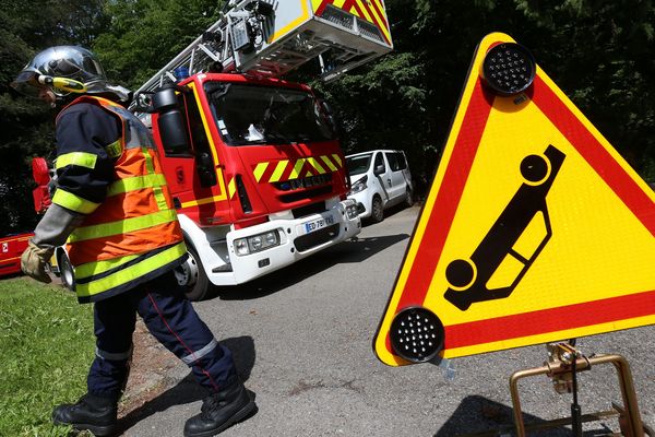 Voiture sur le flanc 