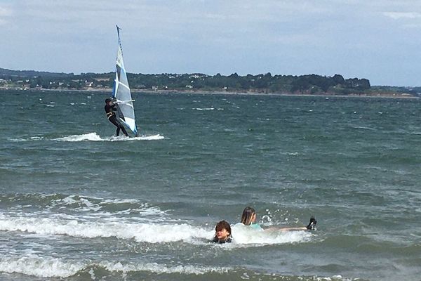 Sur l'eau et dans l'eau, à Plougastel, dans le Finistère, il y avait du monde à profiter de la réouverture de la plage ce mercredi 13 mai.