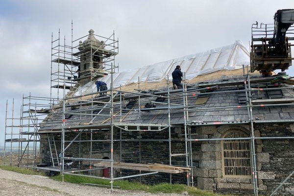 Les travaux de restauration de la chapelle du Mont-Saint-Michel de Brasparts ont débuté à l'automne. L'édifice rouvrira ses portes en juillet