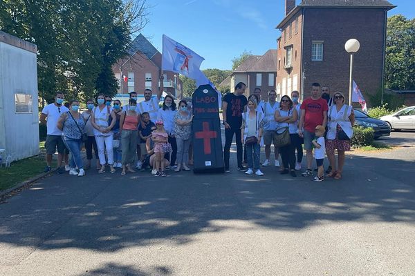 Mobilisation du personnel soignant devant l'hôpital de Péronne dans la Somme mercredi 8 septembre 2021