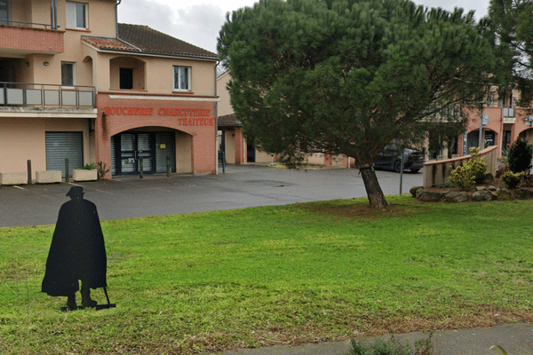 L'association Mouv'enfants souhaite que la commune de Pinsaguel (Haute-Garonne) fasse disparaître la silhouette, le nom et le portrait de l'Abbé Pierre de cette place.