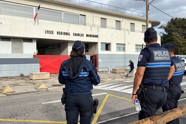 Les établissements scolaires de la ville de Port-de-Bouc dans les Bouches-du-Rhône sont restés confinés durant une heure trente après qu'un homme en capuche a menacé d'un couteau deux élèves du lycée Mongrand.