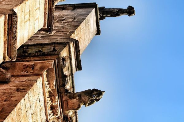 Ciel bleu au-dessus des gargouilles de la cathédrale Saint-Etienne De Limoges 