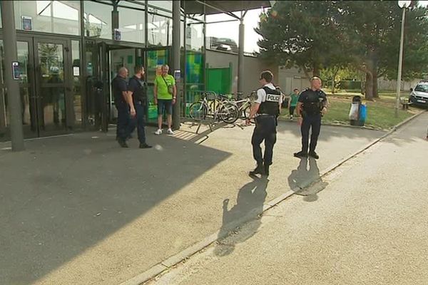 La police a du évacuer la piscine de Mont Saint Aignan après des perturbations avec les maitres nageurs.