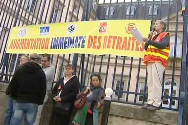 Au Puy-en-Velay, les manifestants se sont rassemblés jeudi matin devant les grilles de la Préfecture pour réclamer une augmentation immédiate des retraites