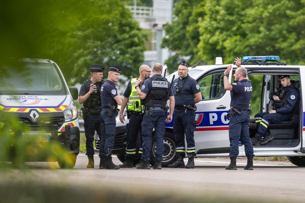 L'attaque d'un fourgon pénitentiaire au péage d'Incarville a coûté la vie à deux agents pénitentiaires mardi 14 mai 2024.