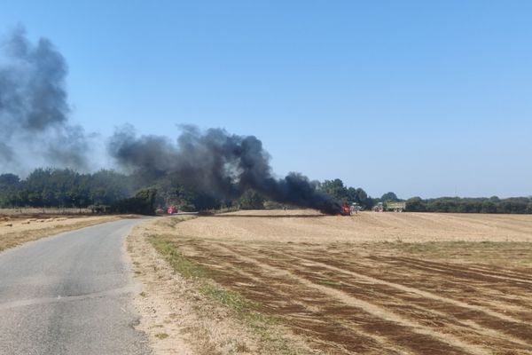 Ce jeudi 11 août entre 15 et 16 heures, un tracteur qui se trouvait dans un champ a brûlé. L’intervention est en cours.