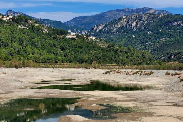 Le lac du Broc dans les Alpes-Maritimes au début du mois de septembre.