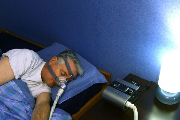 Les personnes atteintes d'apnée du sommeil doivent dormir avec un respirateur, seul traitement efficace à ce jour.