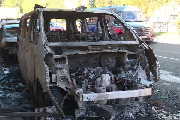 Deux hommes incarcérés suite à l'incendie des quatre voitures de police devant le commissariat de Cavaillon.