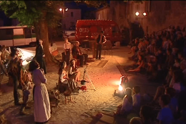 La compagnie des fous sans blanc en représentation à Laboule en Ardèche méridionale