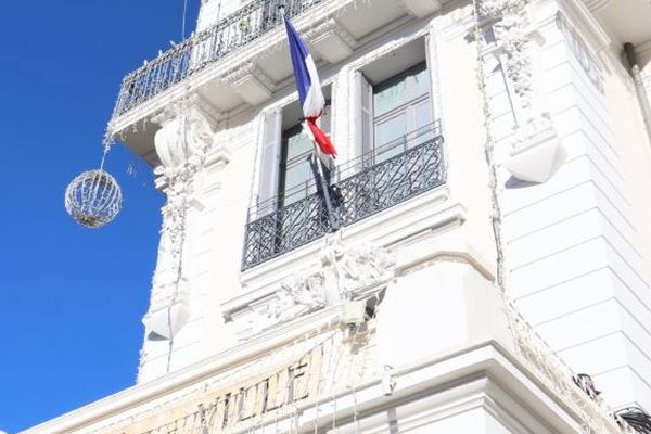 En fin de matinée les drapeaux tricolores ont été mis en berne, en ce jour de deuil national.