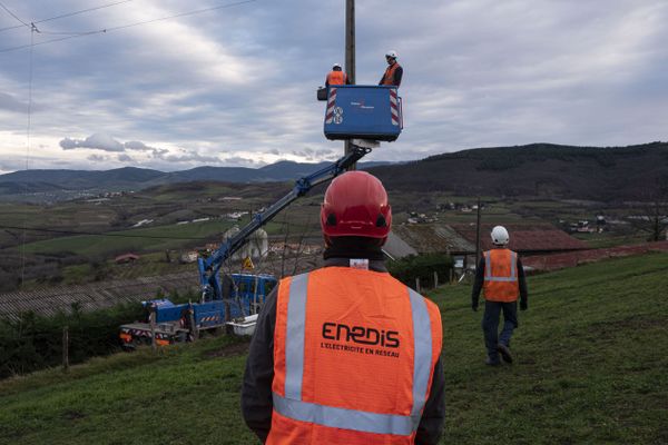 Quelle que soit la cause des dommages, Enedis est habitué à intervenir pour réparer le réseau de distribution. ( ici, Des techniciens réparent une ligne électrique le 20 décembre 2019, à Valfleury, près de Saint-Etienne, dans le centre-est de la France, après des vents violents le matin)