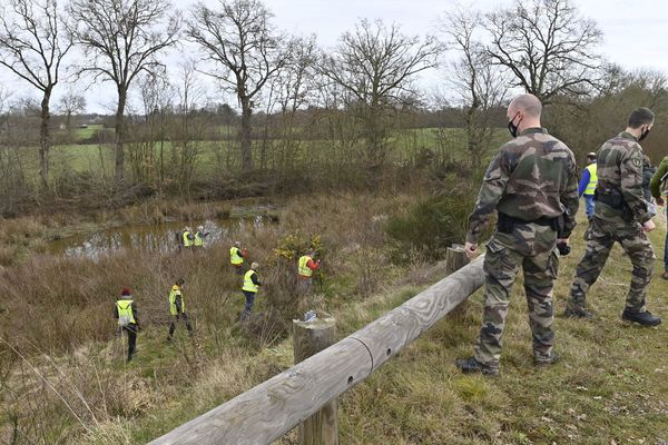 Lors de disparitions inquiétantes, des battues sont organisées, impliquant gendarmes et citoyens, comme ici à Montfort-sur-Meu où des recherches ont été menées pour retrouver Magali Blandin en février 2021. Son mari a fini par avouer l'avoir tuée. 