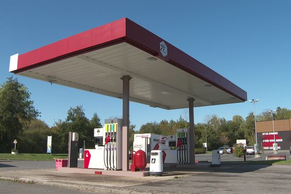 À Angy dans l'Oise, la station essence de ce supermarché n'est ouverte que la nuit de 20h à 8h.