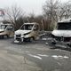 Des camions de location sur le parking du magasin Leclerc du quartier des Saugeraies à Mâcon (Saône-et-Loire), incendiés dans la nuit du 18 au 19 janvier.