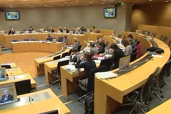 Moment historique au conseil régional jeudi 16 décembre au matin : le dernier vote du budget annuel de l'Alsace avant la création de la grande région est, en 2016.