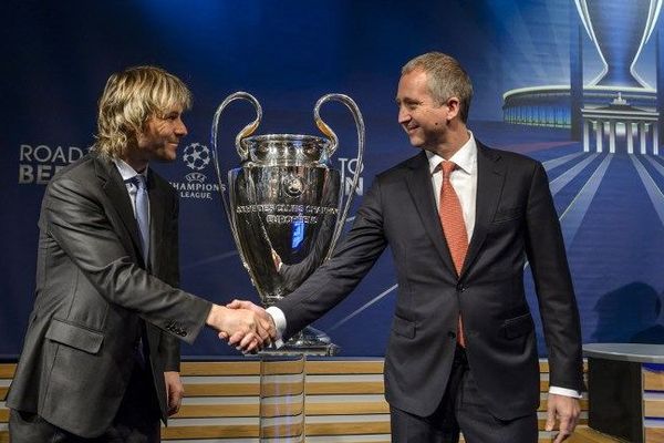 L'ancien joueur de football tchèque et membre de la Juventus Pavel Nedved serre la main avec le vice-président de l'AS Monaco Vadim Vasilyev