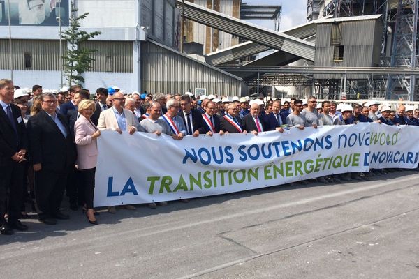 400 personnes, dont de nombreux élus locaux, étaient venues manifester devant l'usine le 10 juillet 2018 afin de soutenir la création de la centrale à biomasse.