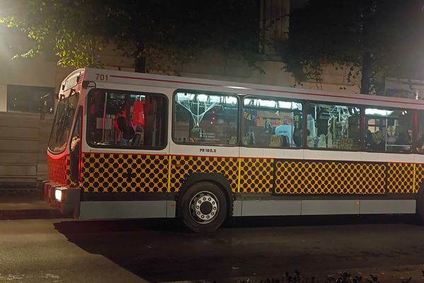 Tournée nocturne d'Halloween 2024 du vieux bus de l'Astur, photographié au départ de la gare centrale de Reims.