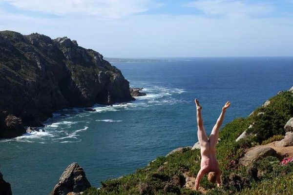 The Naked Handstander se met tout nu pour voir le monde à l'envers