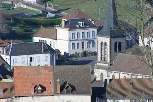 La petite commune d'Arfeuilles dans l'Allier voit sa population baisser : Avec 648 habitants, cette bourgade perd aussi ses commerces et ses services publics comme la gendarmerie.