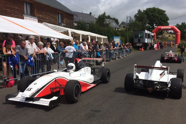 Plus de 200 pilotes participent à la course de côte du Mont-Dore/Chambon-sur-Lac.