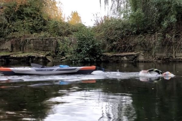 Le jeune homme âgé de 19 ans veut parcourir les 780 km de la Seine à la nage.