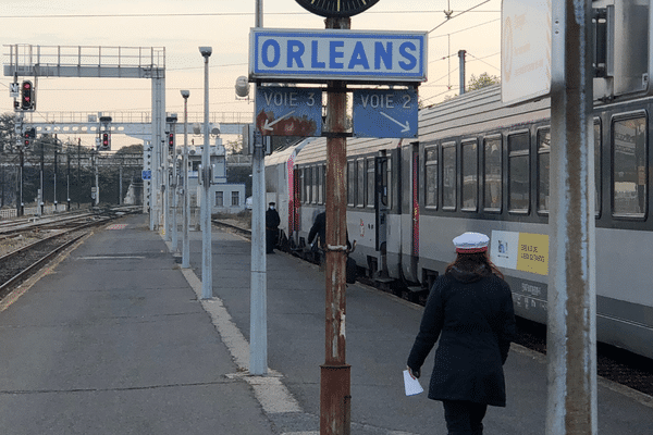 Train à quai en gare SNCF d'Orléans (Loiret)