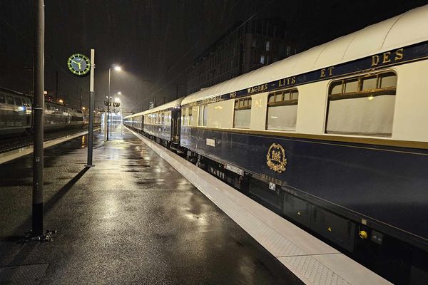 De nuit, une sacrée surprise pour les voyageurs qui découvrent sur les quais le Venice Simplon - Orient Express.