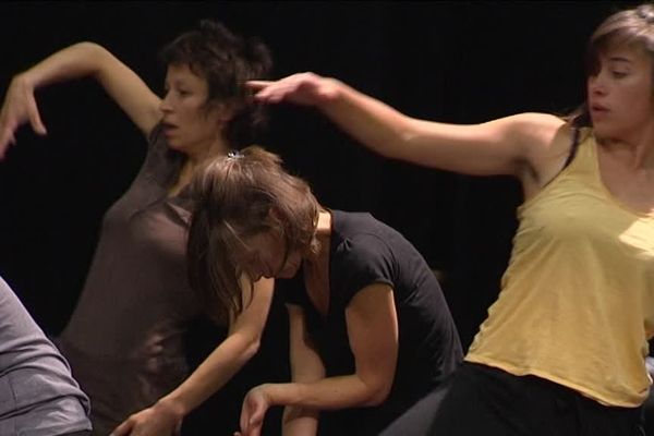 Danseurs professionnels et amateurs répètent "Folie", création du chorégraphe Claude Brumachon, qui sera présentée à Limoges et à Saint-Junien en novembre 2016.