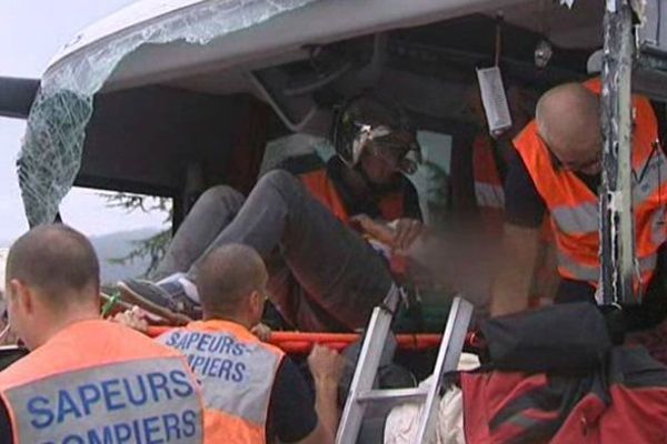 Plusieurs dizaines de sapeurs-pompiers et de gendarmes ont aidé à dégager les débris de l'accident et ont soigné les blessés.