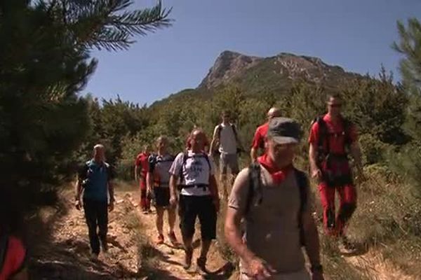 Randonneurs à Bugarach dans l'Aude