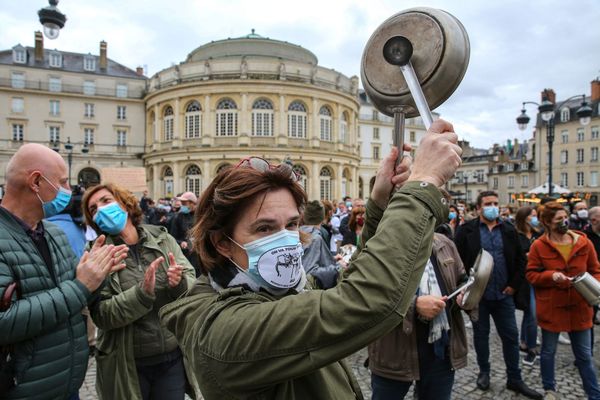 Appel a manifester du collectif "On va tous Trinquer" pour exiger une meilleure prise en charge par les autorités, des fermetures imposées des bars, restaurants, discothèques