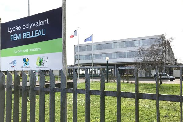 Entrée du lycée Rémi-Belleau à Nogent-le-Rotrou