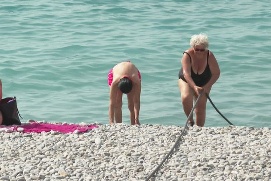 Beaches in Nice Install Special Device to Aid Bathers in Getting Back on Pebbles