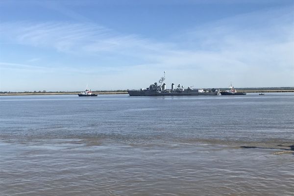 Le Maillé Brézé, ancien navire de guerre, était déplacé sur la Loire de Nantes à Saint-Nazaire, le 12 avril 2024.