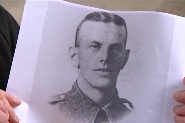 Le nom de Robert Haywood Jones, grand-père paternel de David Bowie, figure sur le mur du mémorial de Thiepval dans la Somme...parmi d'autres noms célèbres.