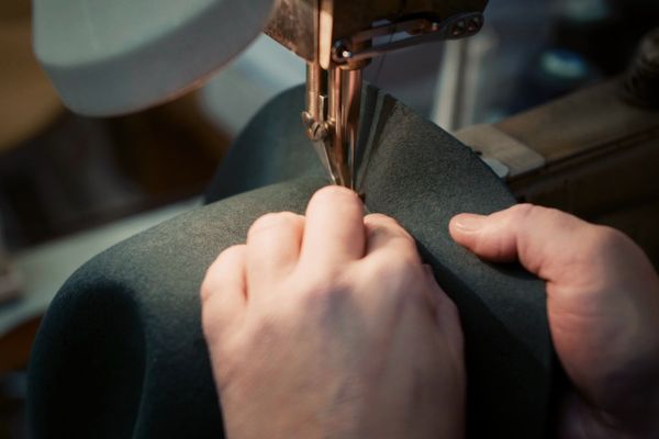 En 2019, à Montazels dans l'Aude, la dernière chapellerie de France à savoir encore fabriquer des chapeaux de feutre, depuis la laine brute jusqu’aux finitions, tente de rouvrir.