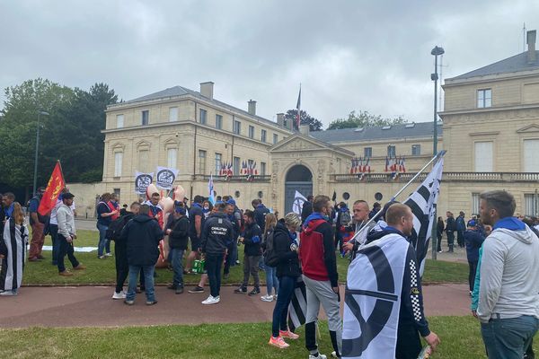 Réunis devant la préfecture du Calvados, les manifestants demandent une "étude vraiment complète", du parc éolien offshore qui va être installé à Courseulles-sur-Mer.