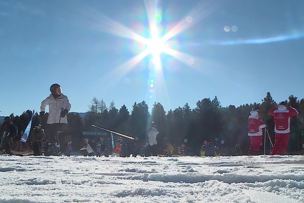 Les vacanciers de Noël et Nouvel an sont bien au rendez-vous. Malgré le manque de neige, déjà beaucoup de monde à Font-Romeu dans les Pyrénées-Orientales.