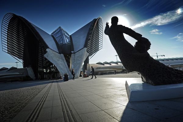 La statue "Brila estonteco" représente Antoine de Saint-Exupéry sur le parvis de la gare SNCF de l'aéroport à Lyon.