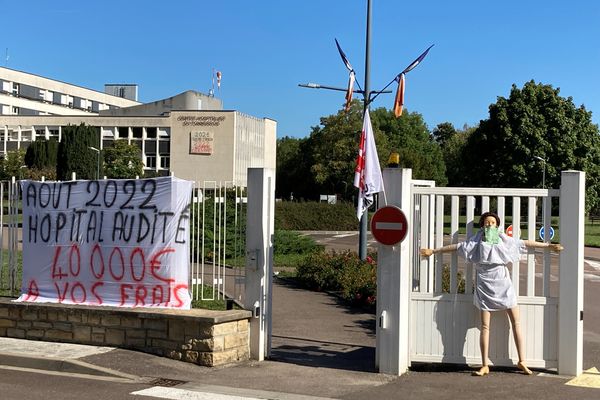 Les syndicats FO et CGT de l'hôpital de Tonnerre dénoncent le coût de l'audit mené dans l'établissement (un mannequin a été apposé à la grille d'entrée de l'hôpital)