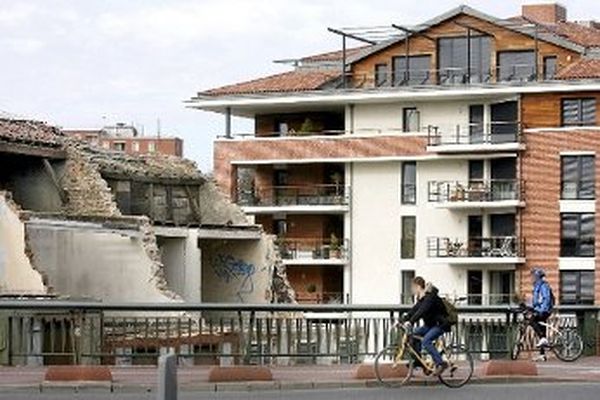 Le marché du logement neuf reste en crise à Toulouse. 35% de baisse du nombre de logements mis en vente entre 2023 et 2024. Les prix eux stagnent autour de 4 750 euros le m2 selon une récente étude.