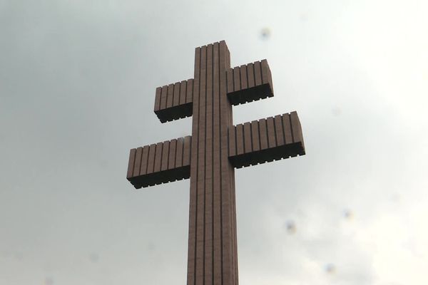 Le général de Gaulle a passé une partie de sa vie à Colombey-les-Deux-Églises où il repose aujourd'hui. Des figures politiques y défilent pour se recueillir devant sa tombe.