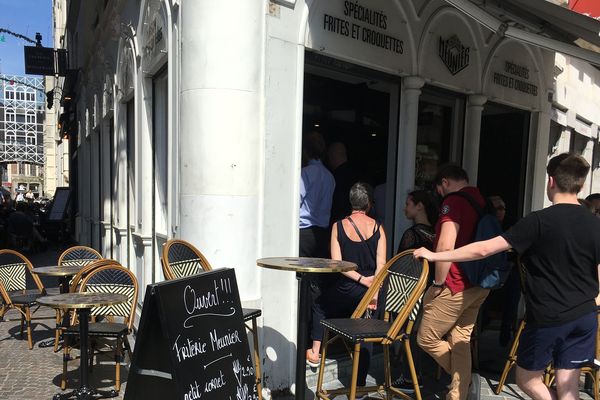 La friterie ouverte sur la Grand Place de Lille, mardi fait déjà le plein...